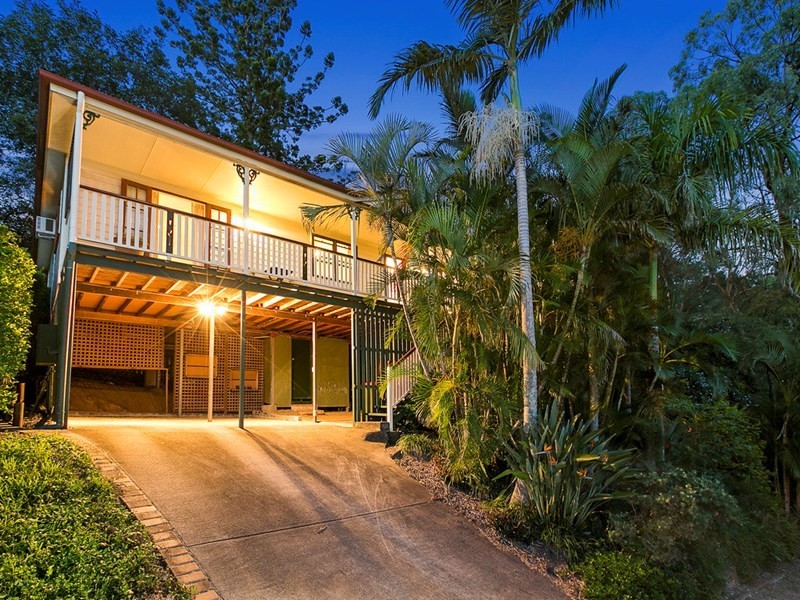 31 Roseglen Street, Greenslopes QLD 4120