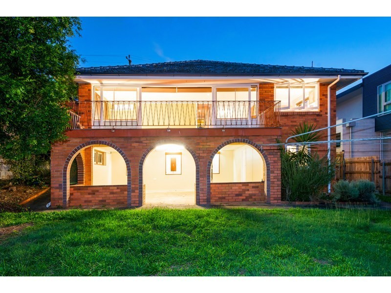 18 Kneale Street, Holland Park West QLD 4121