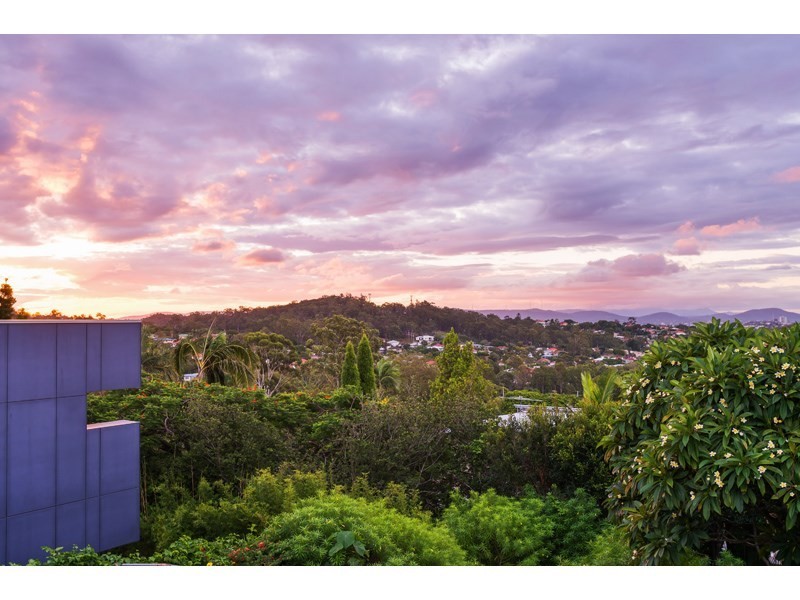 18 Kneale Street, Holland Park West QLD 4121