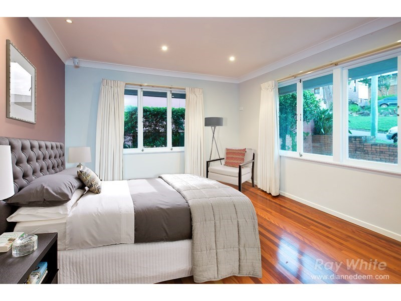 18 Kneale Street, Holland Park West QLD 4121