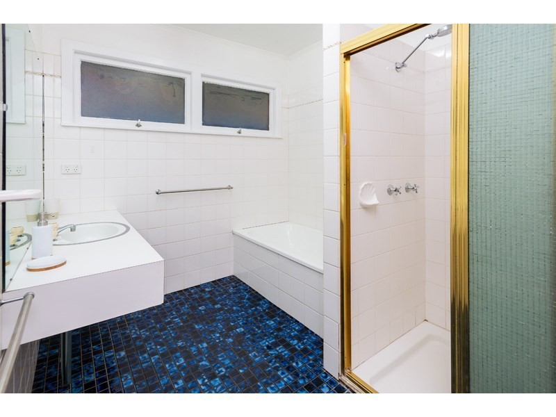 18 Kneale Street, Holland Park West QLD 4121