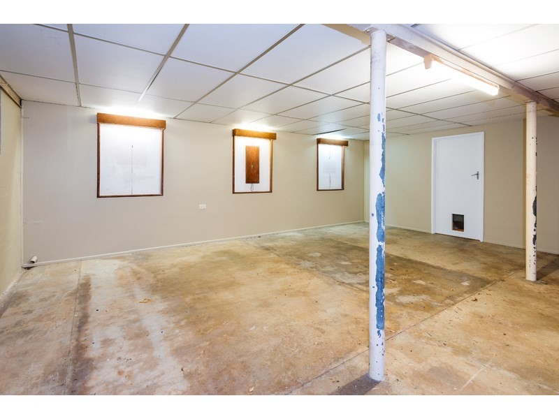 18 Kneale Street, Holland Park West QLD 4121