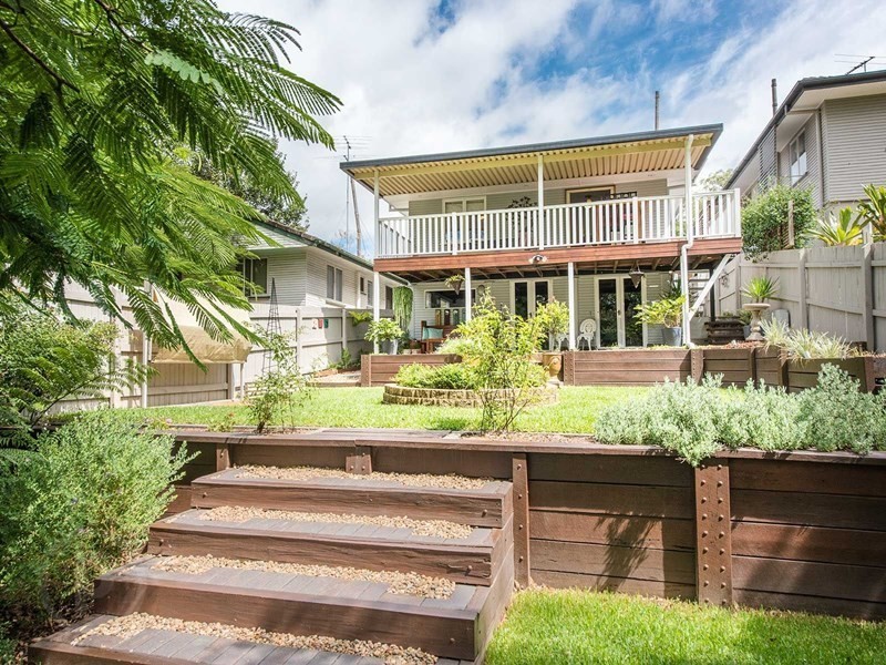 32 Dobbs Street, Holland Park West QLD 4121