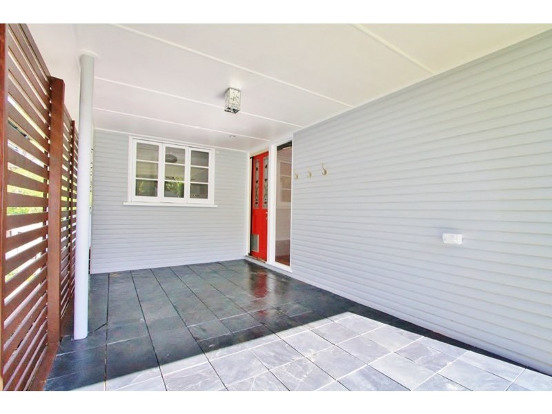 32 Dobbs Street, Holland Park West QLD 4121
