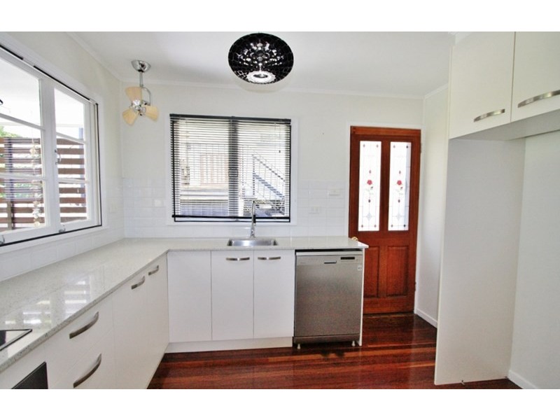 32 Dobbs Street, Holland Park West QLD 4121