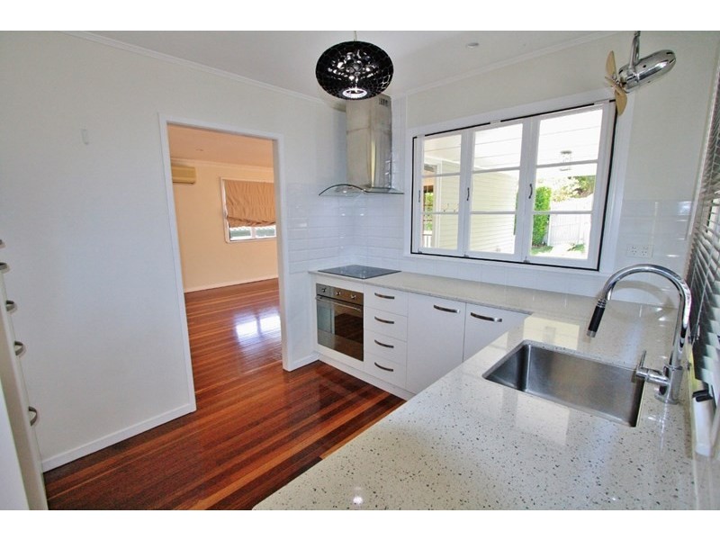 32 Dobbs Street, Holland Park West QLD 4121