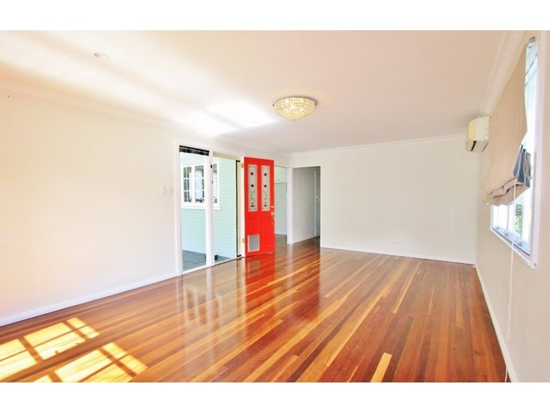 32 Dobbs Street, Holland Park West QLD 4121