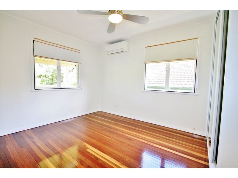32 Dobbs Street, Holland Park West QLD 4121