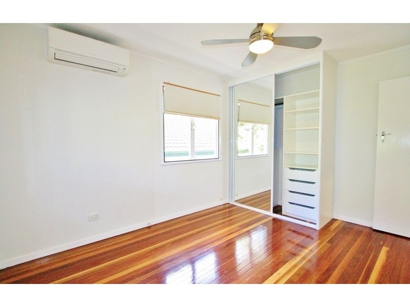32 Dobbs Street, Holland Park West QLD 4121