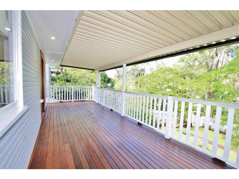 32 Dobbs Street, Holland Park West QLD 4121