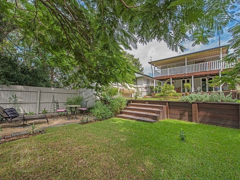 32 Dobbs Street, Holland Park West QLD 4121