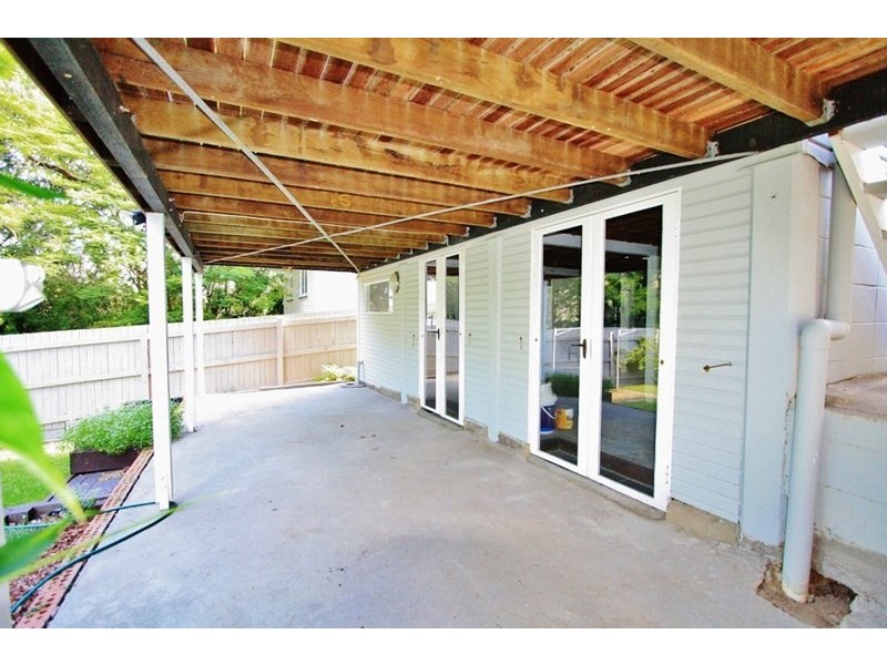 32 Dobbs Street, Holland Park West QLD 4121