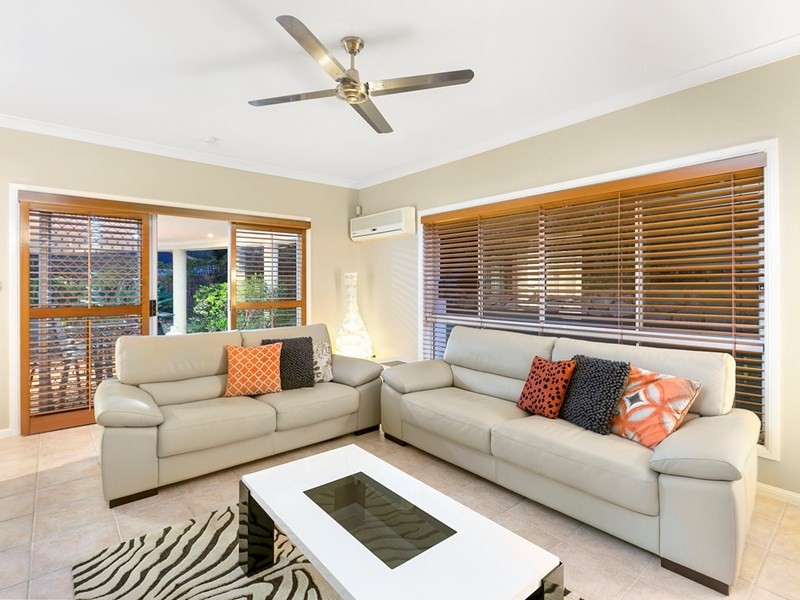 19 Newbury Place, Carindale QLD 4152