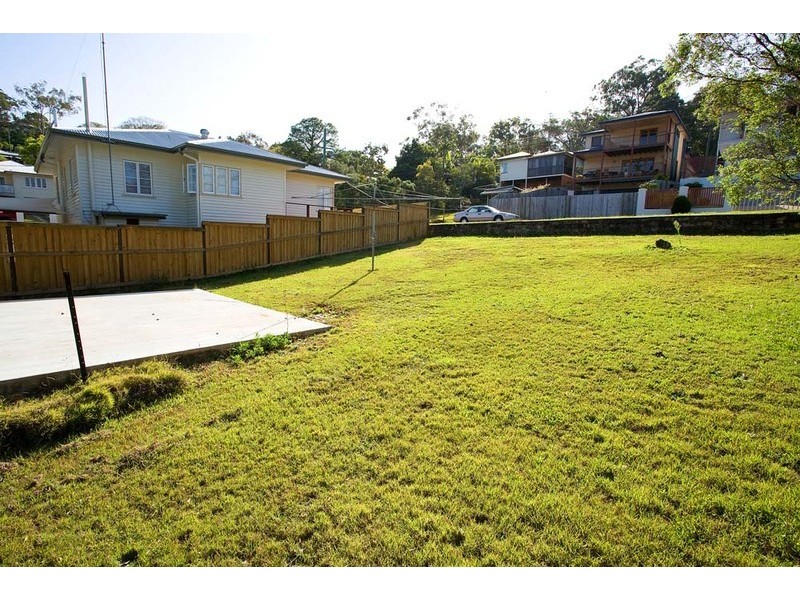 2 Pickthorne Street, Holland Park West QLD 4121