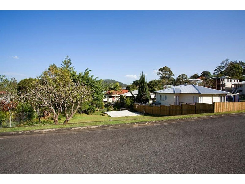 2 Pickthorne Street, Holland Park West QLD 4121