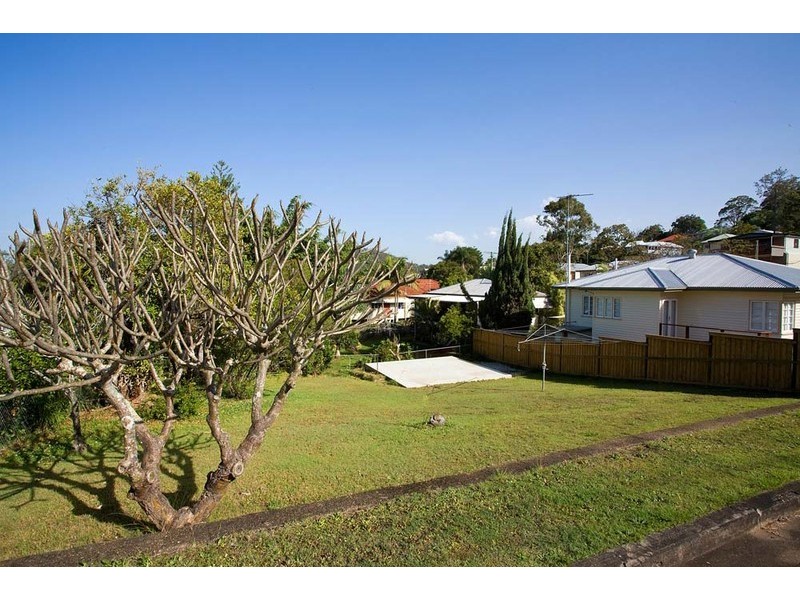2 Pickthorne Street, Holland Park West QLD 4121