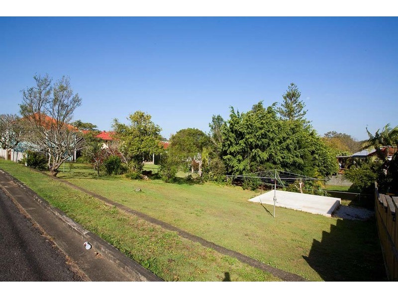 2 Pickthorne Street, Holland Park West QLD 4121