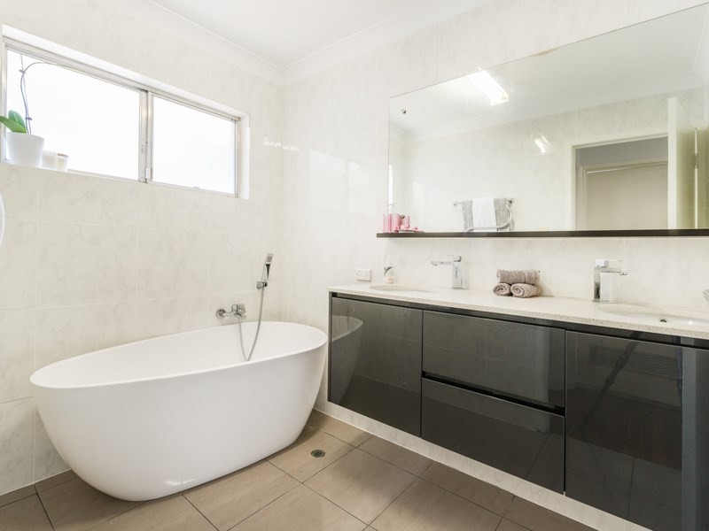 10 Cluden Steet, Holland Park West QLD 4121