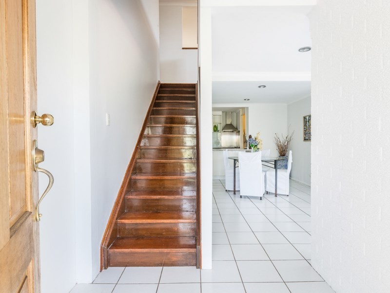 10 Cluden Steet, Holland Park West QLD 4121