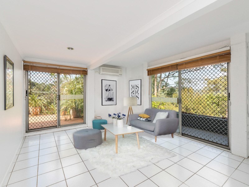 10 Cluden Steet, Holland Park West QLD 4121