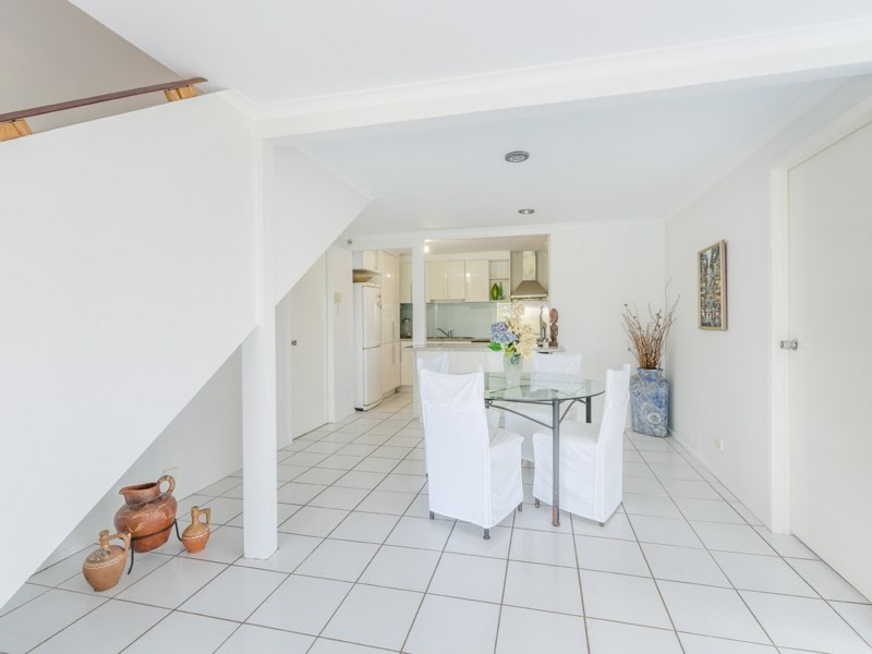10 Cluden Steet, Holland Park West QLD 4121