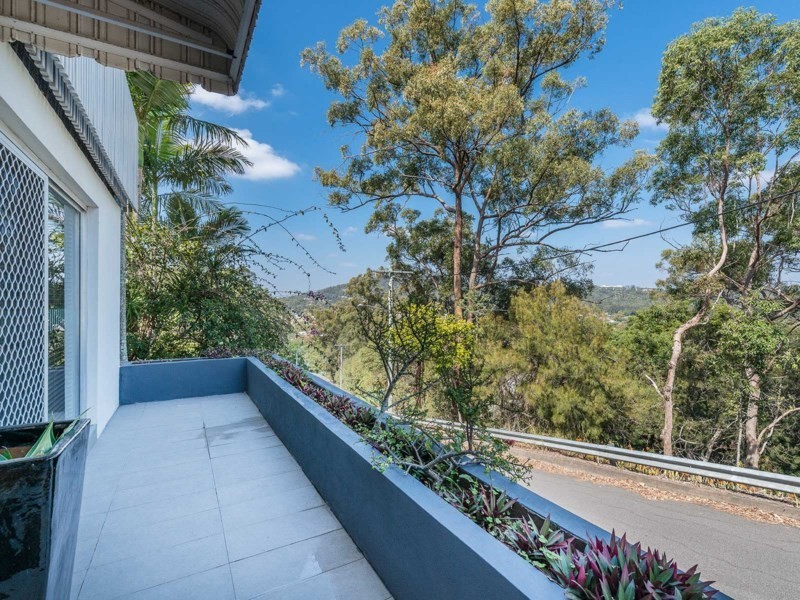 10 Cluden Steet, Holland Park West QLD 4121