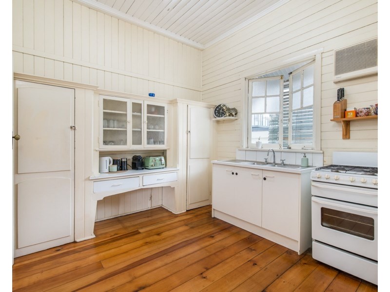 8 Bodalla Street, Norman Park QLD 4170