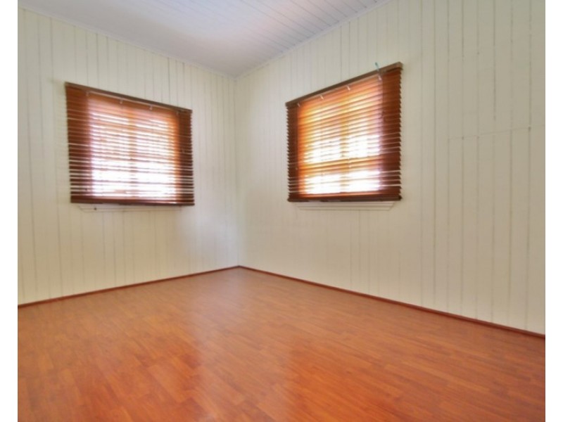 12 Smith Street, Holland Park QLD 4121