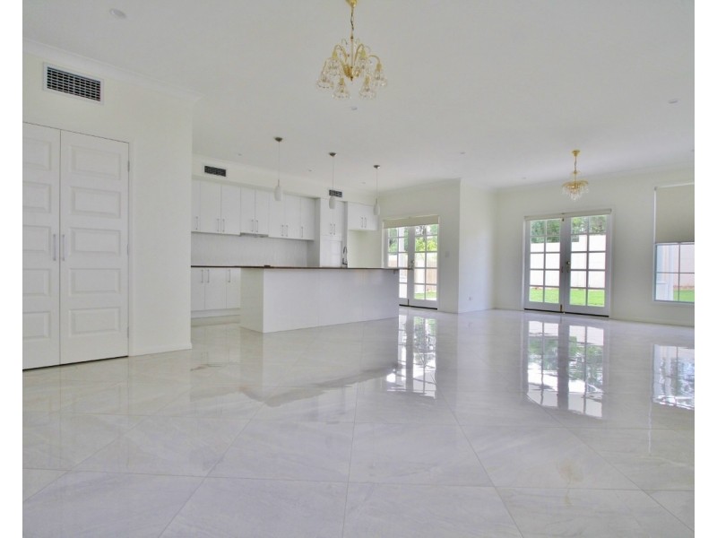 11 Nelson Place, Carindale QLD 4152