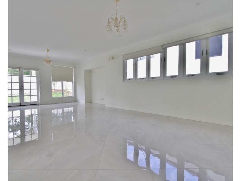 11 Nelson Place, Carindale QLD 4152