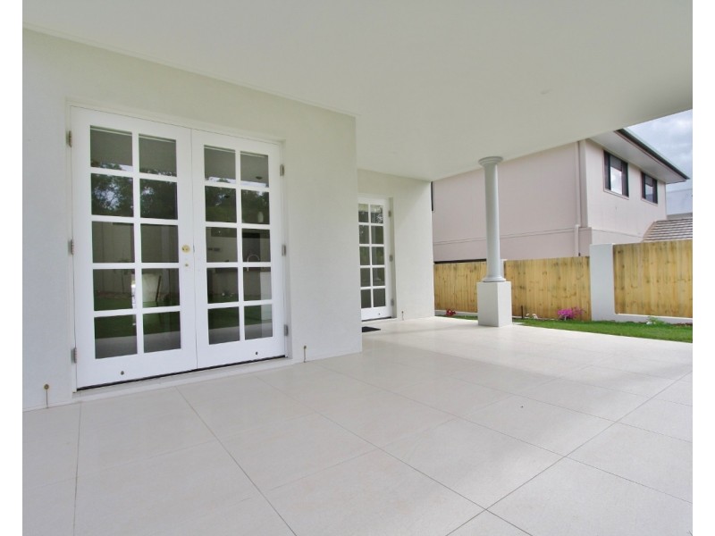 11 Nelson Place, Carindale QLD 4152