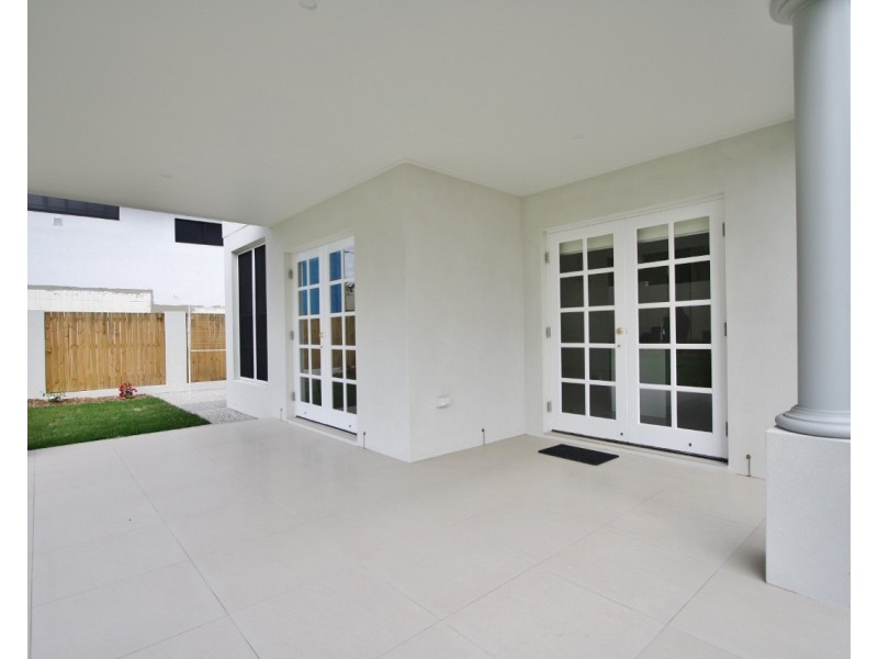 11 Nelson Place, Carindale QLD 4152