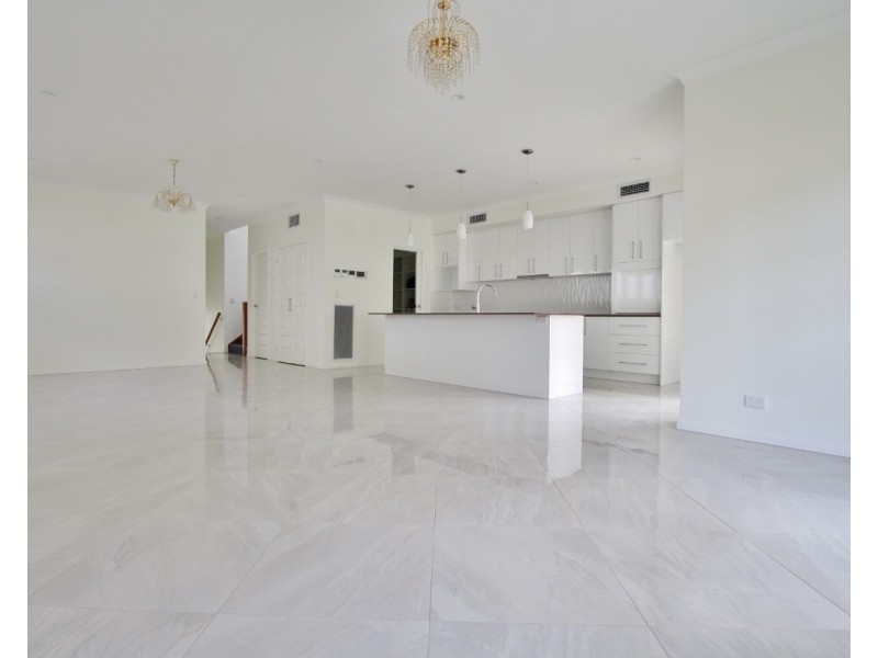 11 Nelson Place, Carindale QLD 4152