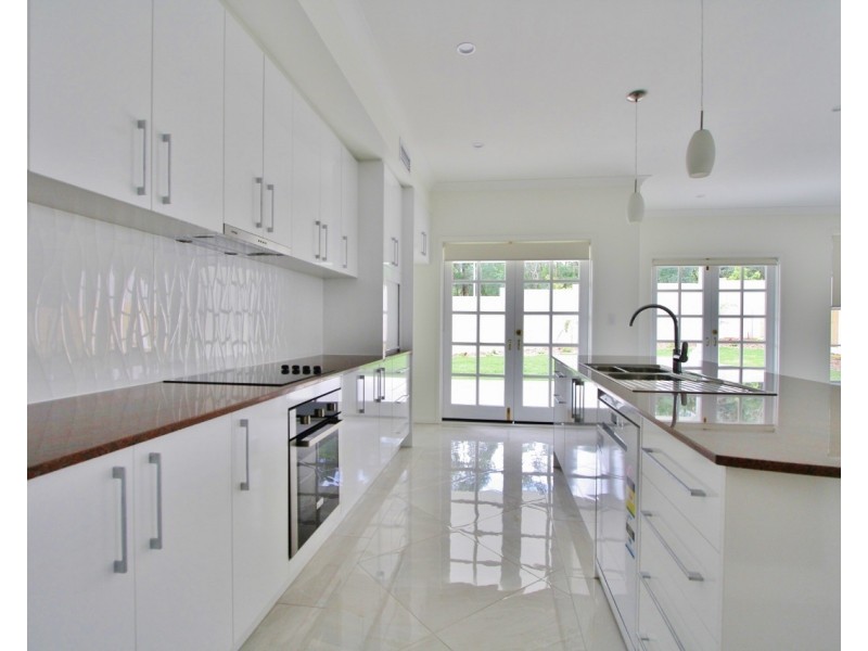 11 Nelson Place, Carindale QLD 4152