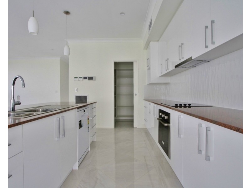 11 Nelson Place, Carindale QLD 4152