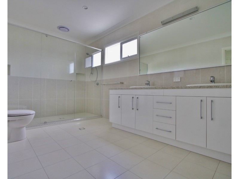 11 Nelson Place, Carindale QLD 4152