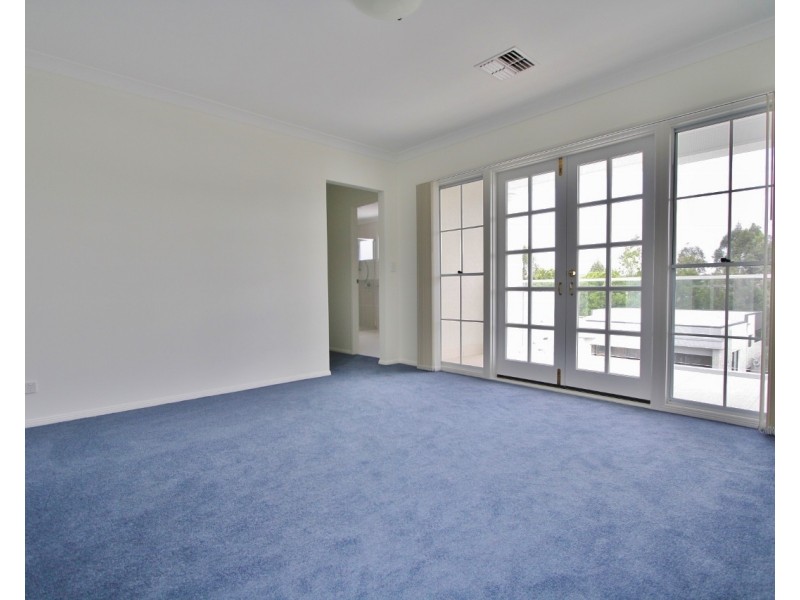 11 Nelson Place, Carindale QLD 4152