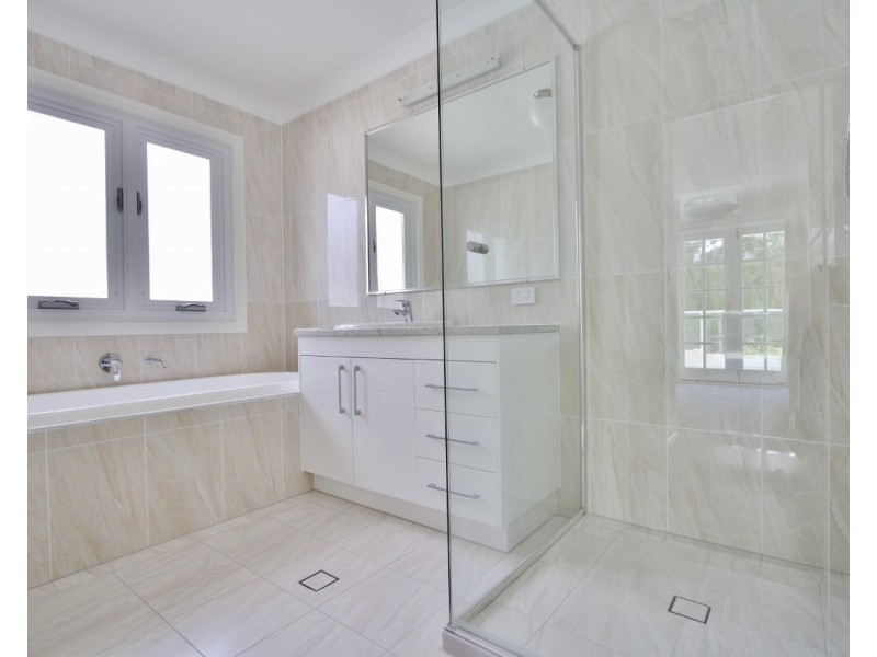 11 Nelson Place, Carindale QLD 4152