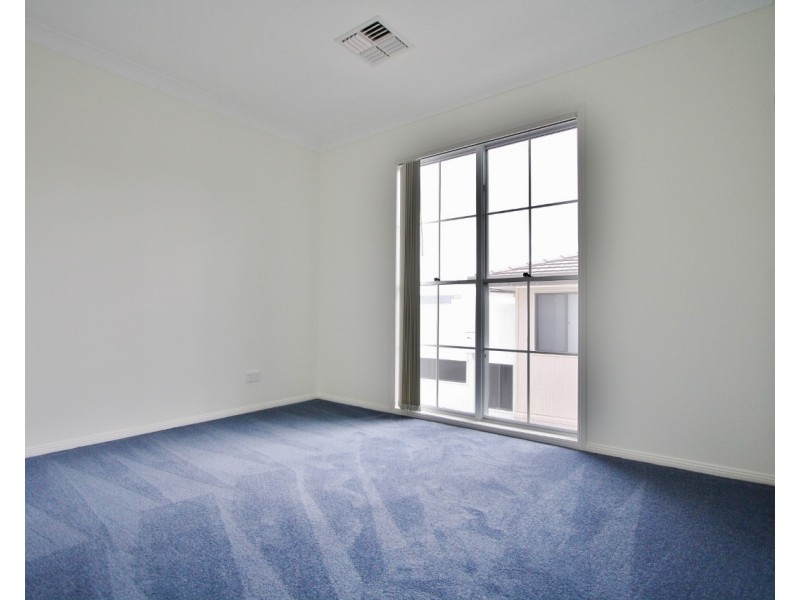 11 Nelson Place, Carindale QLD 4152