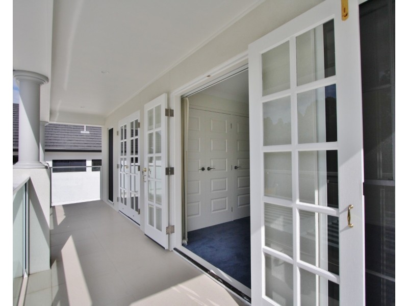 11 Nelson Place, Carindale QLD 4152