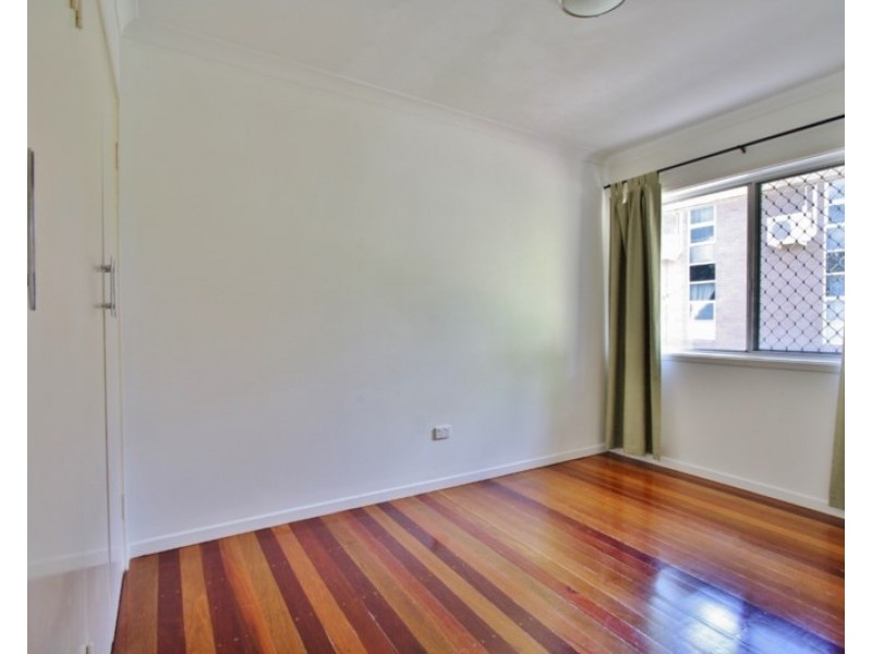 1/57 Crown Street, Holland Park West QLD 4121