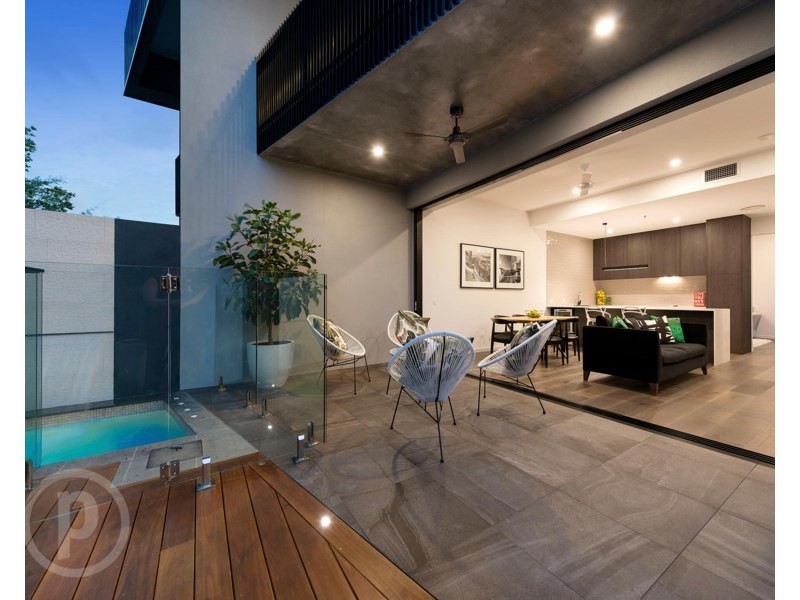 24 Curlewis Street, Holland Park West QLD 4121