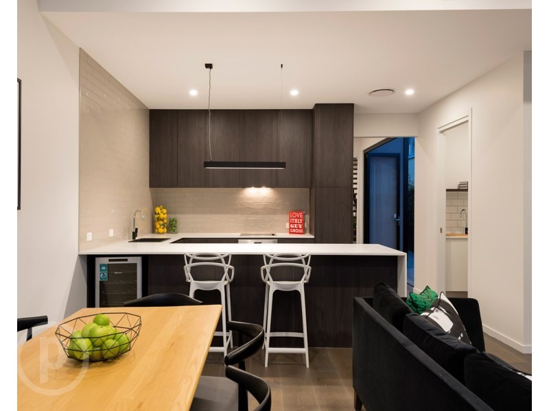 24 Curlewis Street, Holland Park West QLD 4121