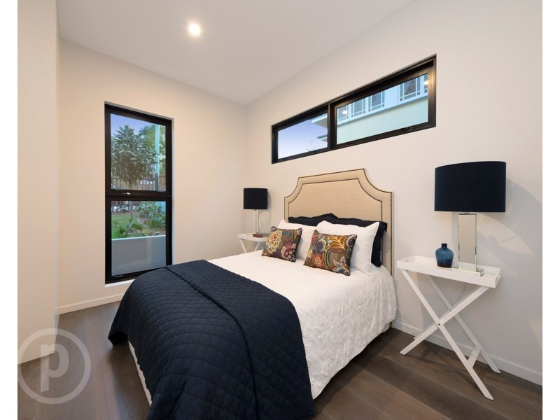 24 Curlewis Street, Holland Park West QLD 4121