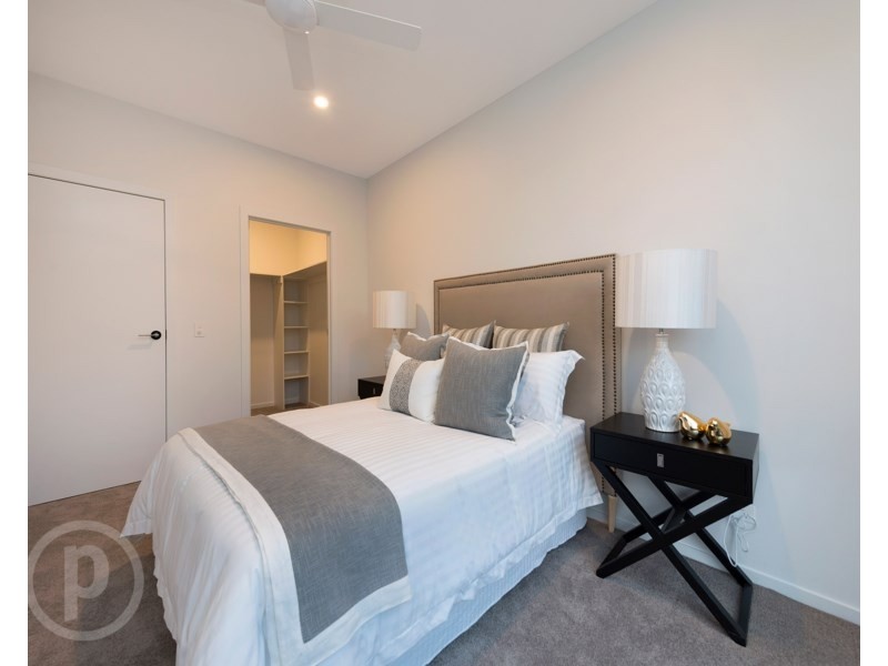 24 Curlewis Street, Holland Park West QLD 4121