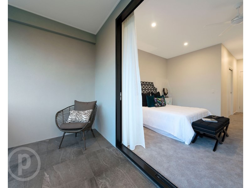 24 Curlewis Street, Holland Park West QLD 4121