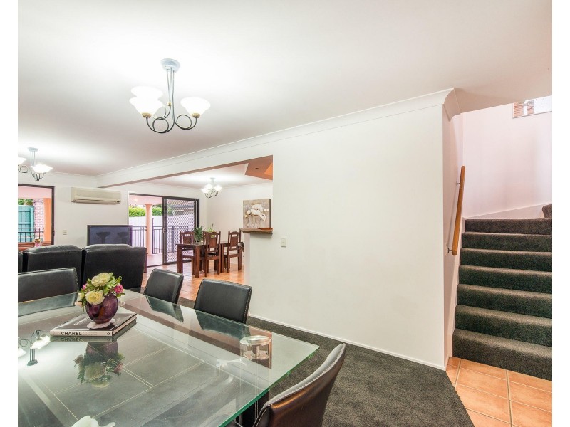 6 Estate Place, Holland Park West QLD 4121