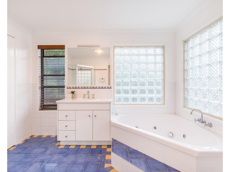 6 Estate Place, Holland Park West QLD 4121