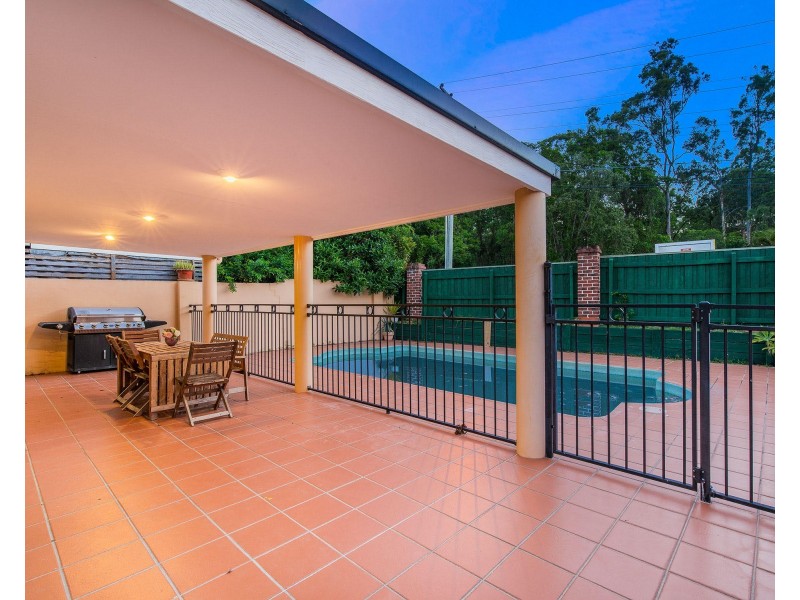 6 Estate Place, Holland Park West QLD 4121
