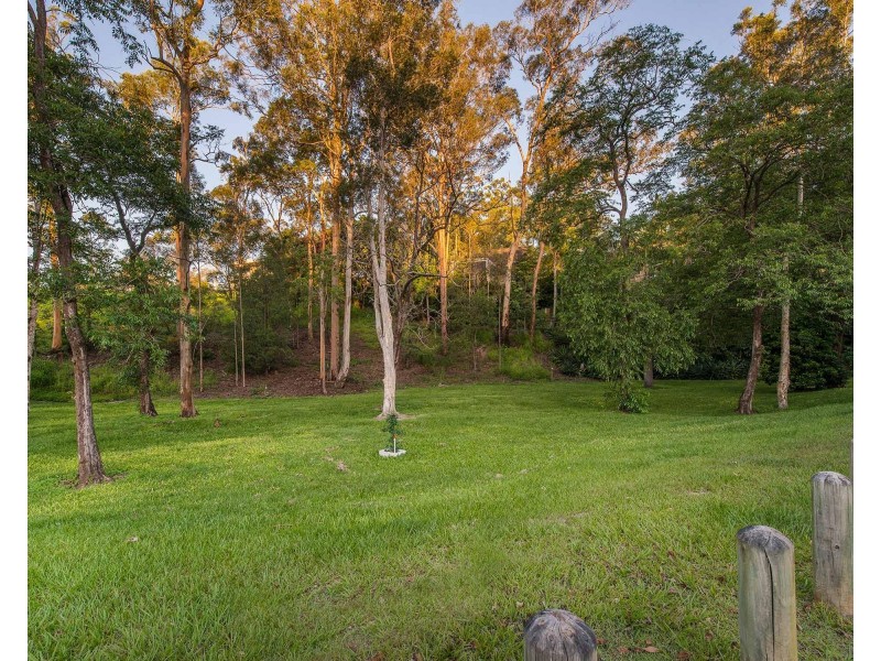 6 Estate Place, Holland Park West QLD 4121